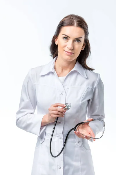 Médico feminino com estetoscópio — Fotografia de Stock