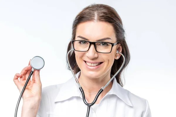 Médico feminino com estetoscópio — Fotografia de Stock