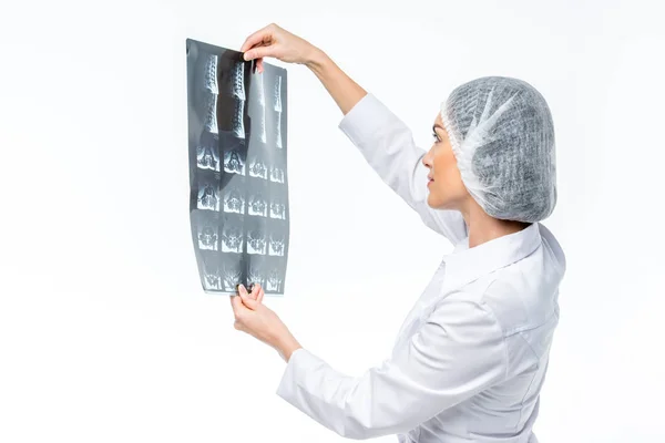 Médico segurando imagem de raio-x — Fotografia de Stock