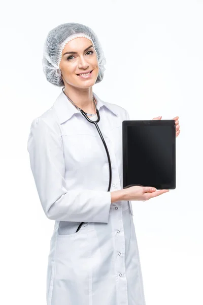 Lekarz trzymający tabletkę cyfrową — Zdjęcie stockowe