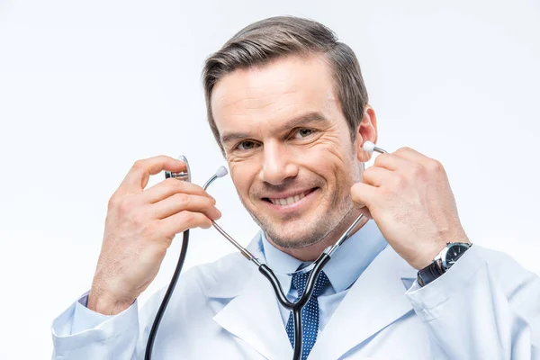 Чоловічий лікар зі стетоскопом — стокове фото