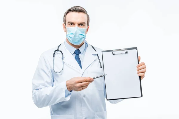 Doctor holding clipboard — Stock Photo, Image