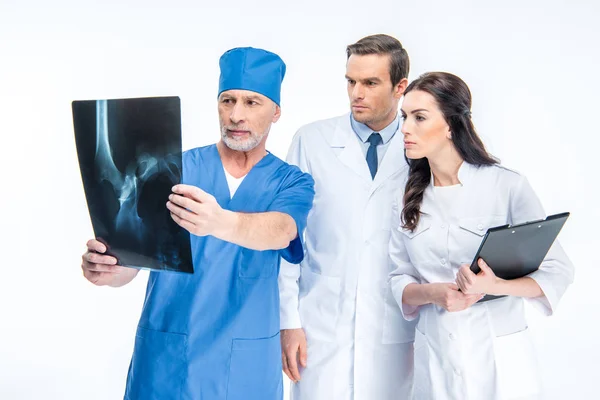 Artsen onderzoeken x-ray afbeelding — Stockfoto
