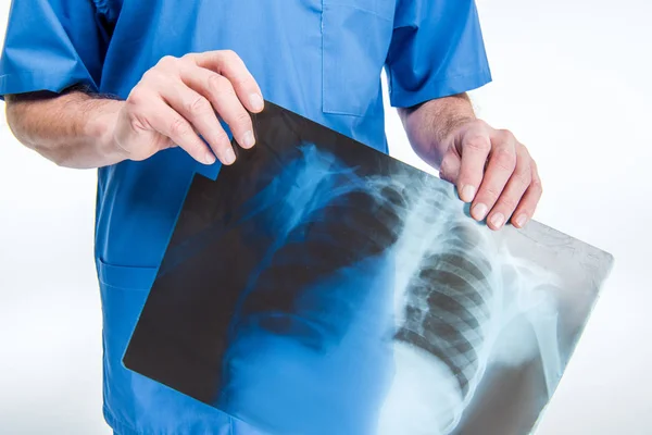 Syrgeon holding x-ray image — Free Stock Photo
