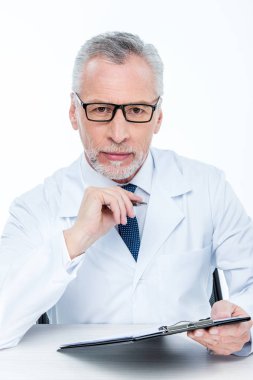 erkek doktor portresi