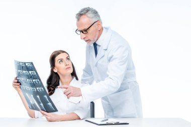 Doktorlar x-ray görüntüsü ile