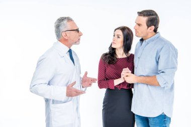 Genç çift ve doktor