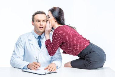 Genç kadın ve doktor