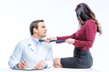 Genç kadın ve doktor