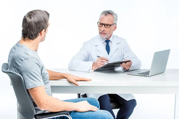 Médico maduro con paciente — Foto de Stock