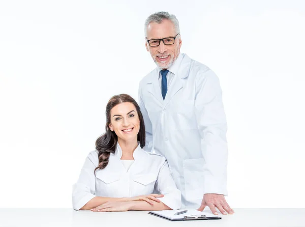 Zwei lächelnde Ärzte — Stockfoto