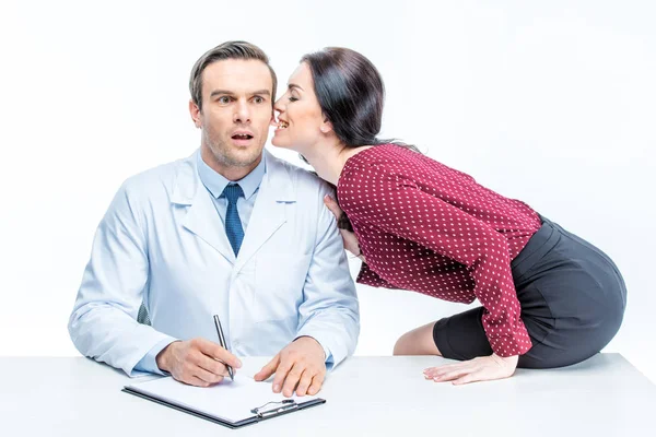 Jeune femme et médecin — Photo