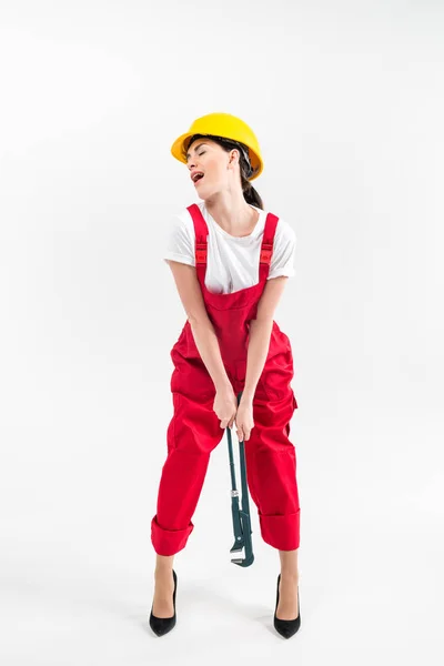 Женщина-строитель держит гаечный ключ — Бесплатное стоковое фото