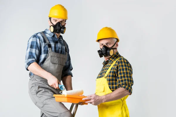 Trabajadores con rodillo de pintura — Foto de Stock