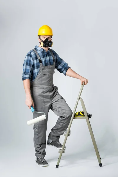 Arbeiter mit Farbroller — Stockfoto