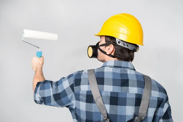 Trabajador de la construcción con rodillo de pintura —  Fotos de Stock