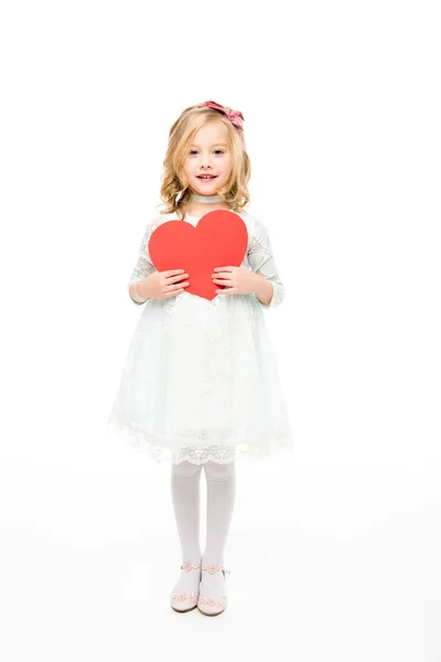 Дівчина тримає паперове серце — стокове фото