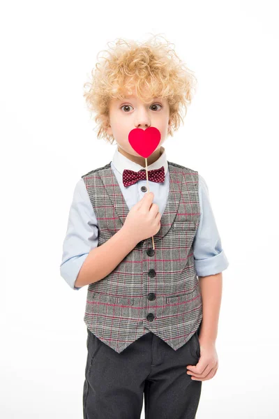 Niño sosteniendo corazón rojo —  Fotos de Stock