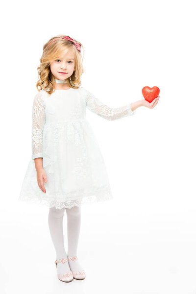 Девушка с красным знаком сердца
