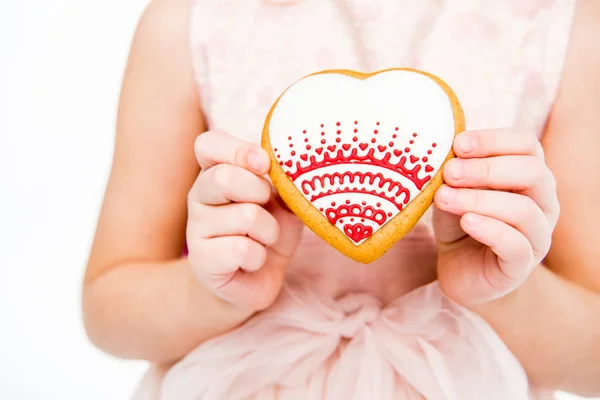 Menina segurando biscoito em forma de coração — Fotografia de Stock