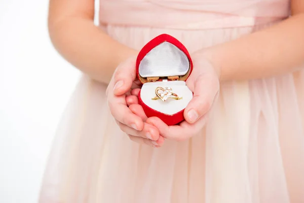 Chica sosteniendo anillo — Foto de Stock
