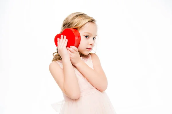 Lány, szív alakú doboz — Stock Fotó