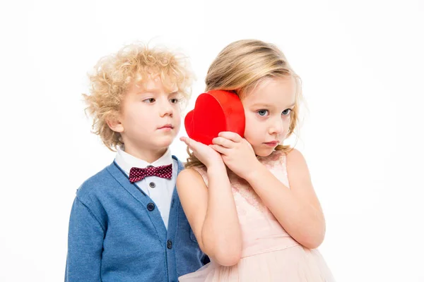 Niños con caja en forma de corazón — Foto de Stock