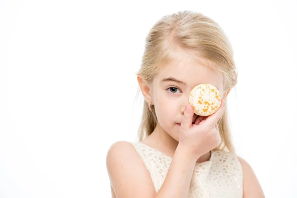 Chica sosteniendo macaron — Foto de Stock