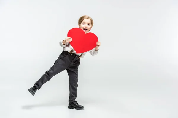 Chlapec s červeným papírem srdce — Stock fotografie