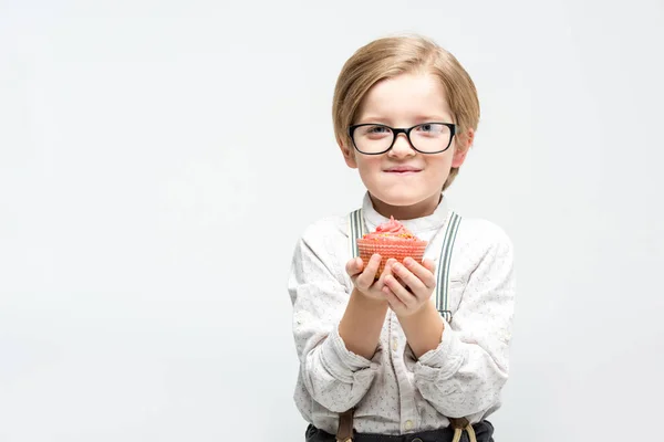 Niño sosteniendo cupcake — Foto de Stock