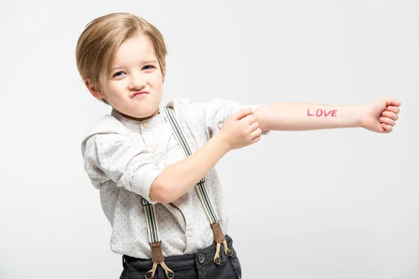 Liten pojke med ordet kärlek — Stockfoto