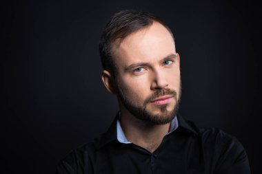 Yakışıklı sakallı adam.