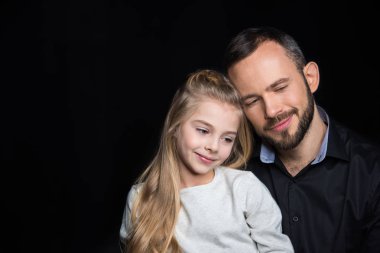 Baba ve kız gülümseyerek