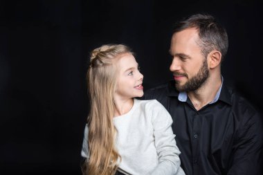 Baba ve kız gülümseyerek 