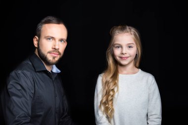 Baba ve kız gülümseyerek 