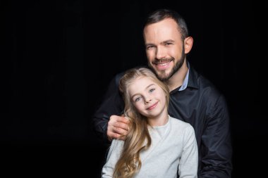 Baba ve kız gülümseyerek 