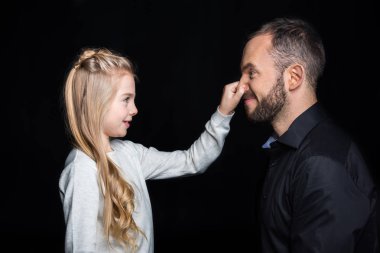 Baba ve kız gülümseyerek 