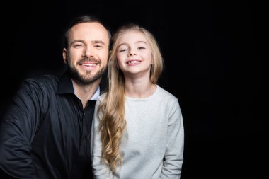 Baba ve kız gülümseyerek 