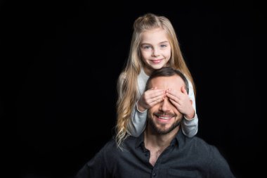 Baba ve kız gülümseyerek