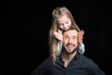 Baba ve kız gülümseyerek