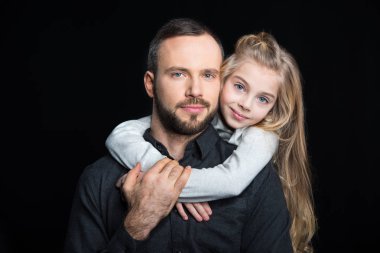 Baba ve kız gülümseyerek