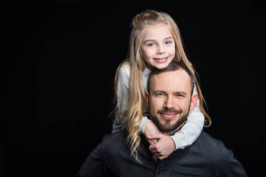 Baba ve kız gülümseyerek