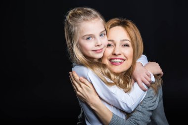 Anne ve kızı kucaklıyor 