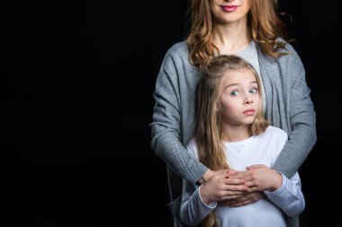 Anne ve kızı kucaklıyor