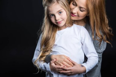 Anne ve kızı kucaklıyor