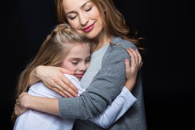 Anne ve kızı kucaklıyor