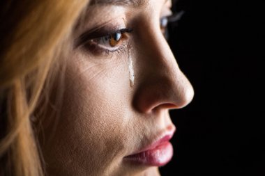 genç bir kadın ağlıyor 