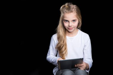 Dijital tablet ile kız