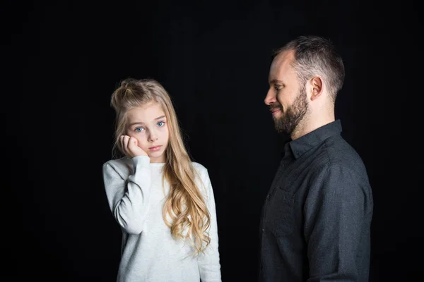 Kleines Mädchen mit Vater — Stockfoto