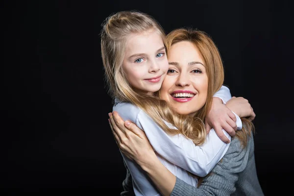 Mor och dotter omfamnar — Stockfoto